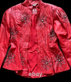 Veste en cuir rouge ornée de perles des années 80 pour femme, style punk rockabilly avec manches bouffantes et taille cintrée.