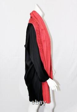 Veste noire rouge brodée vintage pour femme de Roberta Freyman