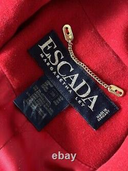 Veste vintage Escada rouge avec détails en ton or, boutons classiques et élégant trench-coat