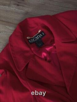Veste vintage Escada rouge avec détails en ton or, boutons classiques et élégant trench-coat