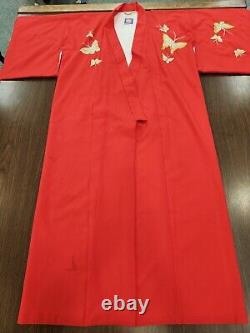 Vêtement vintage pour femmes : Kimono maxi fait main, style traditionnel avec motifs floraux rouges, complet.